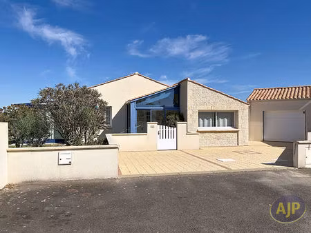 maison longeville sur mer   3 chambres  99 m2 environ  garage piscine proche mer.
