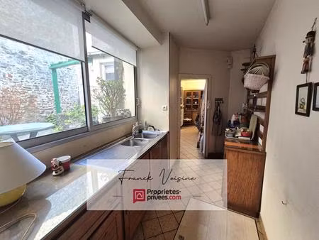 a vendre à mouchamps  maison de 163 m2 env et murs commerciaux de 158 m2 env sur une parce