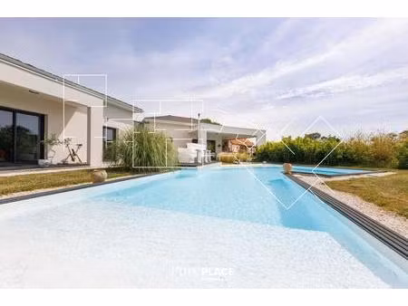 villa d’architecte contemporaine avec piscine chauffée et vues sur le puy de dôme et le sa