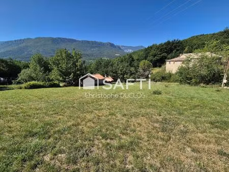 terrain constructible avec viabilisations en bordures.