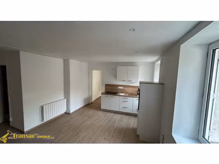 à louer à châteldon bel appartement en triplex entièrement
