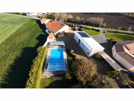 nalliers 85370 calme absolu authentique ferme renovee avec piscine hangar et dependances s