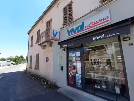 ensemble immobilier avec épicerie multi-services et