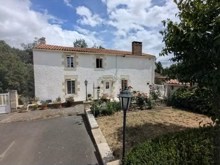 belle maison avec piscine et magnifiques jardins