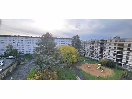 appartement type 6  à rénover  situé au 4ème étage d'une copropriété avec cave et ascenseu