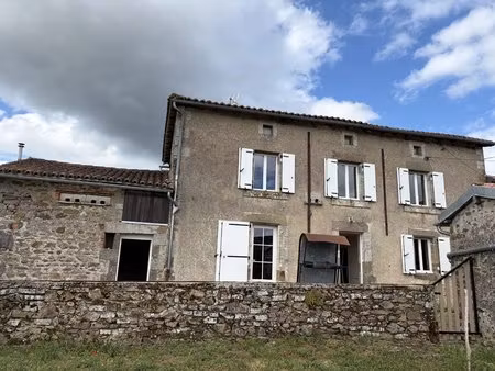 jolie maison de village à le bourdeix