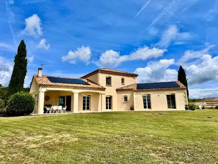 superbe villa contemporaine avec piscine  vue panoramique et excellente performance énergé