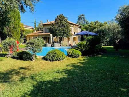 villa familiale 6 pièces avec piscine chauffée sur terrain pla