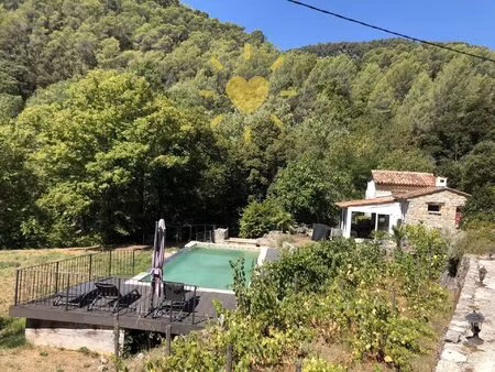 claviers : joli mas en pierre près d'une rivière avec piscine