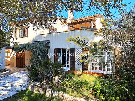 a vendre villa 6 pieces 4 chambres solarium avec vue mer piscine a proximite du centre...