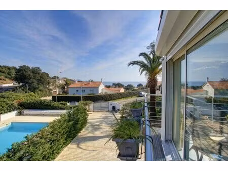 à vendre villa 6 pieces avec vue mer  piscine et parking  a pied des plages aux issambres
