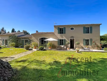 eygalières  élégante bastide de charme avec piscine  à pied du centre village