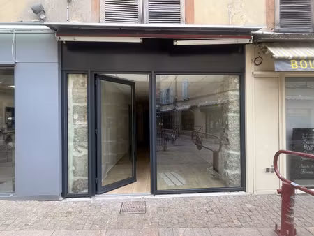 a louer local commercial toutes activités dans rue commerçan