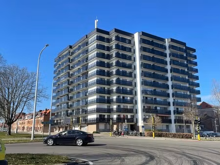 op te frissen 1-slaapkamerappartement met autostaanplaats en kelder
