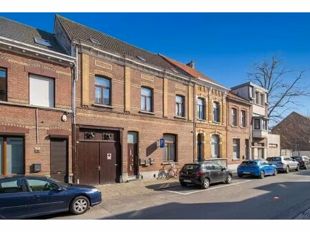 woonhuis met tien slaapkamers en hangaar