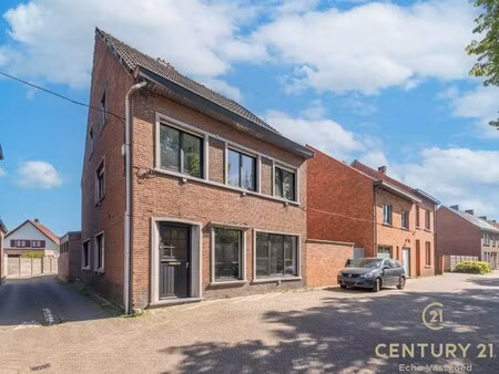 veelzijdige en ruime centraal gelegen hoekwoning