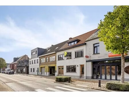 gerenoveerde woning met 4/5 slaapkamers en ruim bijgebouw in het centrum van olmen !