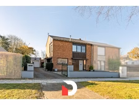 veelzijdige halfopen woning + atelier op een ruim perceel in een residentiële buurt.