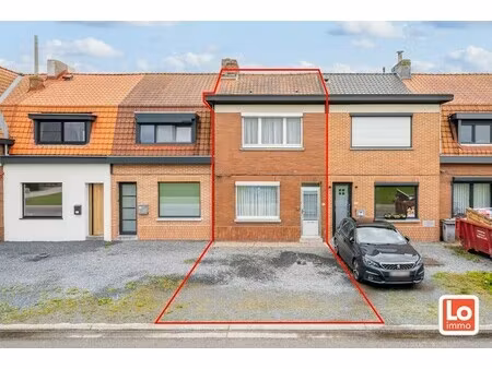 volledig te renoveren gesloten woning met afzonderlijke garage en een leuke stadstuin op e