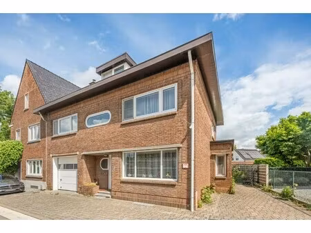 een verrassend ruime half-vrijstaande stadswoning op perceel van 4a23ca.