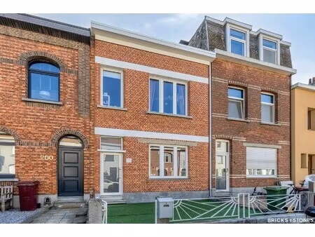 leuke instapklare woning met 4 slpkms en tuin