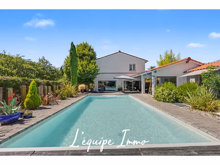 maison t7 - 230 m2 - double garage  carport - atelier- pisci