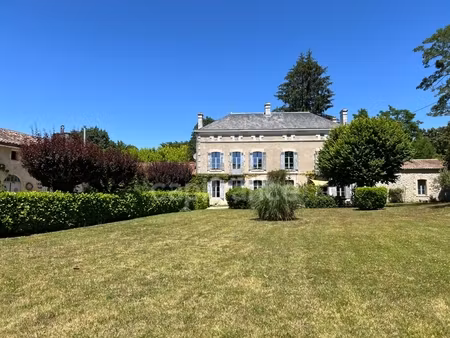 demeure de caractère avec piscine au cœur de la saintonge boisée - montguyon (17)
