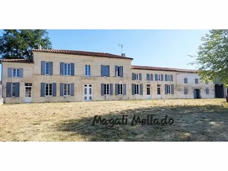 a debattre - maison charentaise avec dépendances