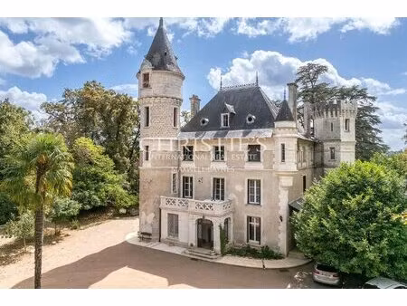 superbe domaine de château au style architectural unique et saisissant  situé dans le...