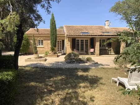 villa de plain pied sur un beau terrain au calme.