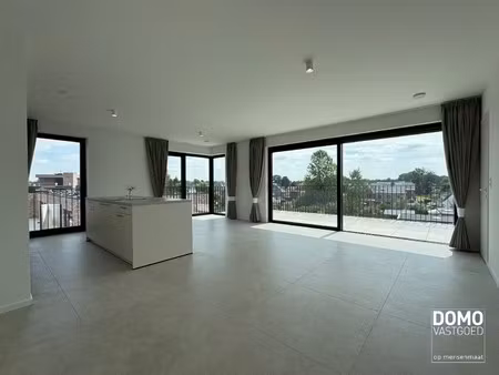 penthouse met 2 slaapkamers  ruim terras en autostandplaats te kermt
