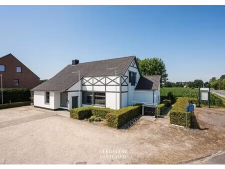 uiterst commercieel gelegen handelspand met woonst voor horeca of kantoren