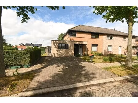 ruime halfopen woning met parkeerplaats en tuin