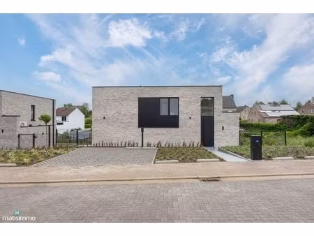 hoogwaardig afgewerkte nieuwbouwwoning met drie slaapkamers en tuin (inclusief tuinonderho