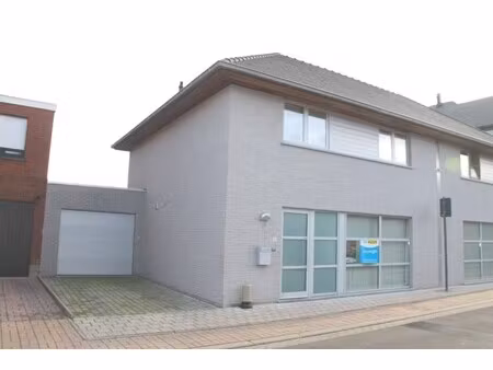 deze ruime half-open bebouwing is gelegen in het hartje van oostnieuwkerke.