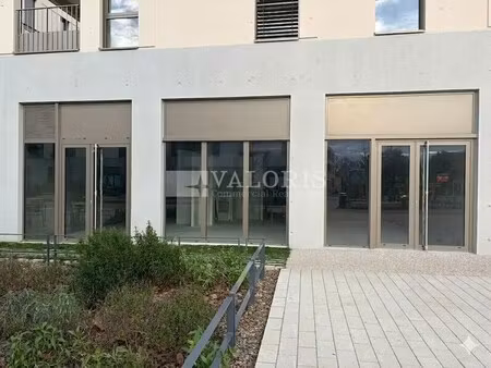 location commerce dardilly 69570 178m²