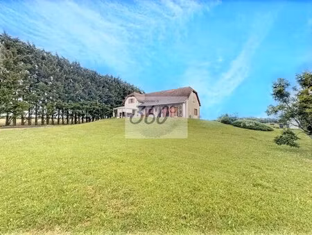 écrin de verdure aux portes de louhans : élégante propriété familiale aux volumes remarqua