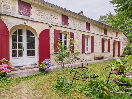 maison de famille en pierre de 6 chambres au charme indéniable avec cheminées