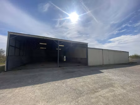 à vendre terrain constructible avec entrepôt à lécousse