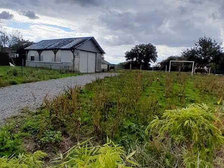 rannée  dans un hameau  grand terrain constructible de 2410 m²