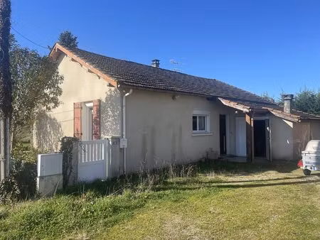 maison de plain-pied avec un grand garage sur un terrain de 8000m2.