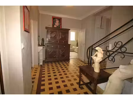 appartement à vendre avec terrasse  en parti de plain pied  en centre ville de gourdon.