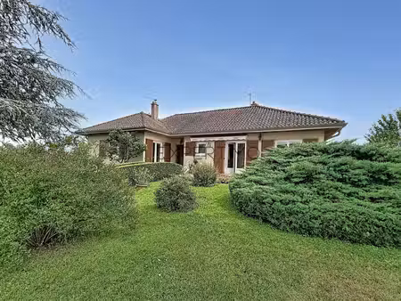 calme  vue et espace : découvrez cette maison familiale à viré