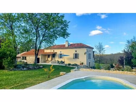 belle maison en pierres rénovée avec grange