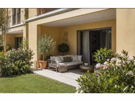 lumineux appartement 3 pièces plein avec grand jardin privatif  au coeur de cucuron