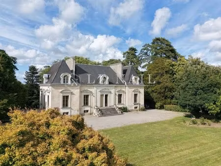 élégant château et son parc arboré avec dépendances  proche de n