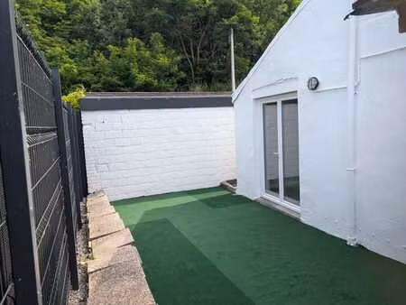 petite maison 3 façades  2 chambres avec cour à dour