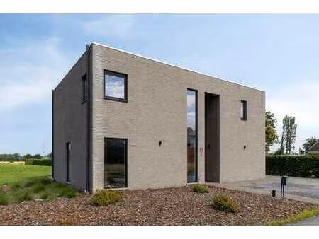 villa dans un emplacement de premier choix en pleine verdur