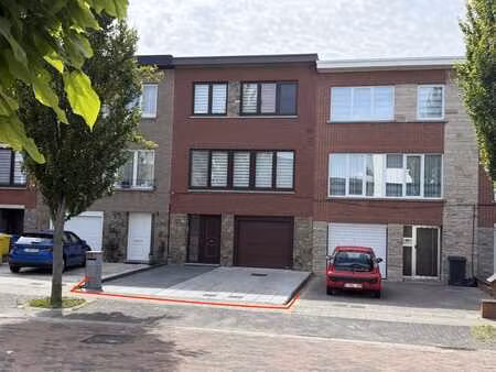 maison familiale prête à emménager dans une rue sans issue.