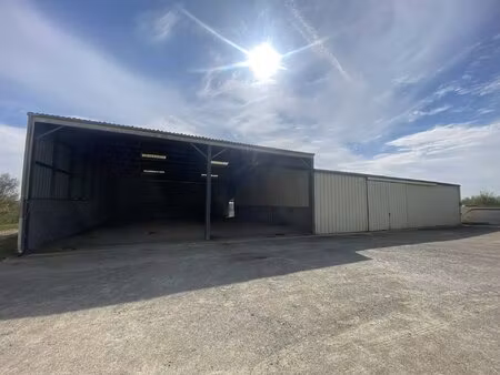 terrain constructible avec entrepôt à lécousse
